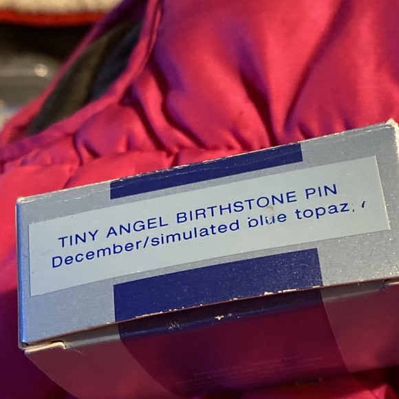 Vintage AVON pin, tiny angel birthstone pin December/simulated blue topaz - Picture 6 of 7